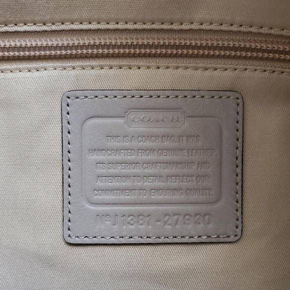 Coach handbag, pebble-finished leather in taupe. With shoulder strap & dust bag. - Picture 6 of 8